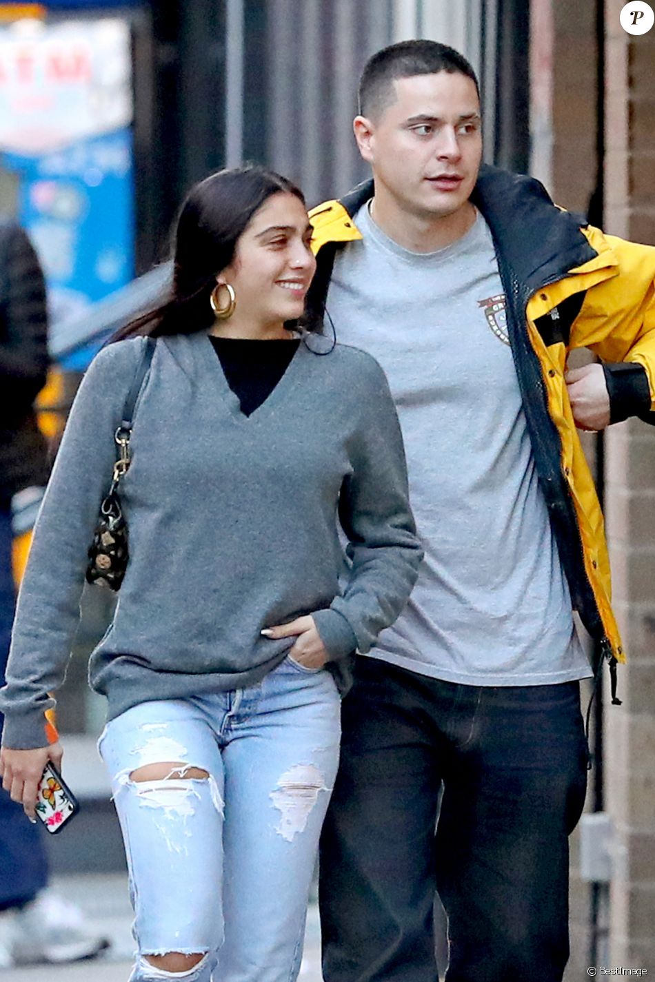 Exclusif - Lourdes Leon se balade avec un ami à New York le 23 octobre 2019. Elle porte un sac Louis Vuitton et un jean déchiré à la fesse droite.