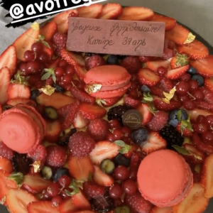 Karine Ferri célèbre son 39e anniversaire avec un plateau de fruits de mer, une belle tarte aux fruits rouges et vêtue d'une petite robe noire.