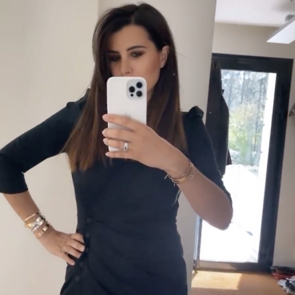 Karine Ferri célèbre son 39e anniversaire avec un plateau de fruits de mer, une belle tarte aux fruits rouges et vêtue d'une petite robe noire.