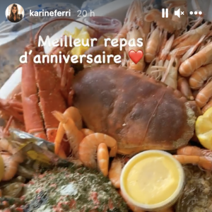 Karine Ferri célèbre son 39e anniversaire avec un plateau de fruits de mer, une belle tarte aux fruits rouges et vêtue d'une petite robe noire.