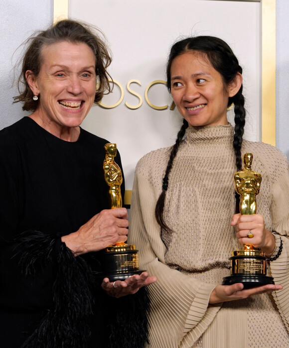 Frances McDormand (Oscar de la meilleure actrice pour le film "Nomadland"), Chloe Zhao (Oscar du Meilleur film pour "Nomadland") - 93ème cérémonie des Oscars dans la gare Union Station à Los Angeles.