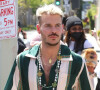 M. Pokora fait la promotion de la marque "Beignet Box" lors d'une parade à Los Angeles.
