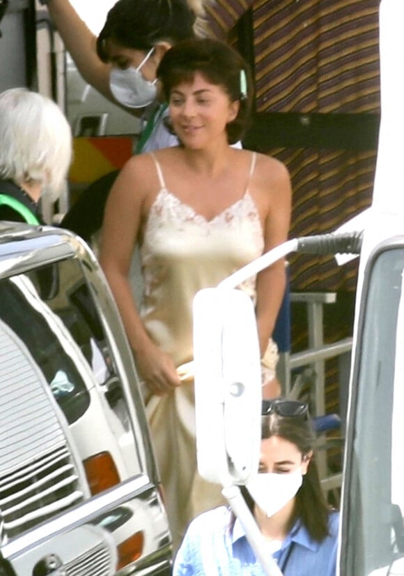Exclusif - Lady Gaga, souriante en nuisette sur le tournage du film "House of Gucci", à Rome.