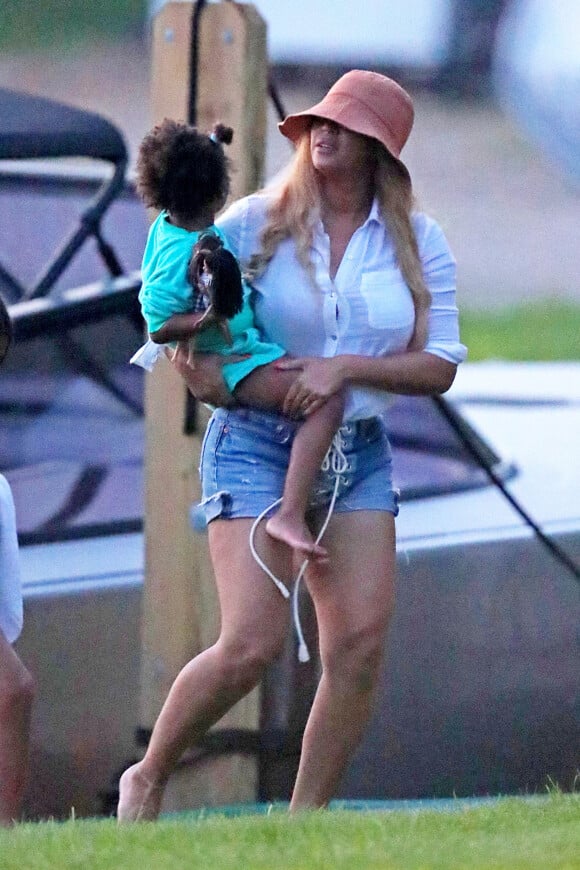 Exclusif  - Beyonce et Jay-Z en famille font une sortie en mer sur un luxueux bateau avec Jack Dorsey, le PDG de Twitter, dans les Hamptons, le 24 août 2020. Le couple était accompagné de leurs jumeaux de trois ans, Sir Carter et Rumi, et de leur fille de huit ans, Blue Ivy, qui apparaît dans le dernier clip de sa mère "Brown skin girl".