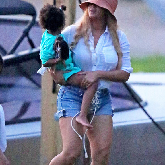 Exclusif  - Beyonce et Jay-Z en famille font une sortie en mer sur un luxueux bateau avec Jack Dorsey, le PDG de Twitter, dans les Hamptons, le 24 août 2020. Le couple était accompagné de leurs jumeaux de trois ans, Sir Carter et Rumi, et de leur fille de huit ans, Blue Ivy, qui apparaît dans le dernier clip de sa mère "Brown skin girl".