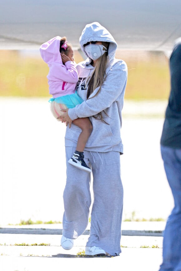 Exclusif - Beyoncé et sa fille arrivent en jet privé dans les Hamptons à New York le 19 juin 2020. Elles portent des masques pour se protéger de l'épidémie de Coronavirus (Covid-19).