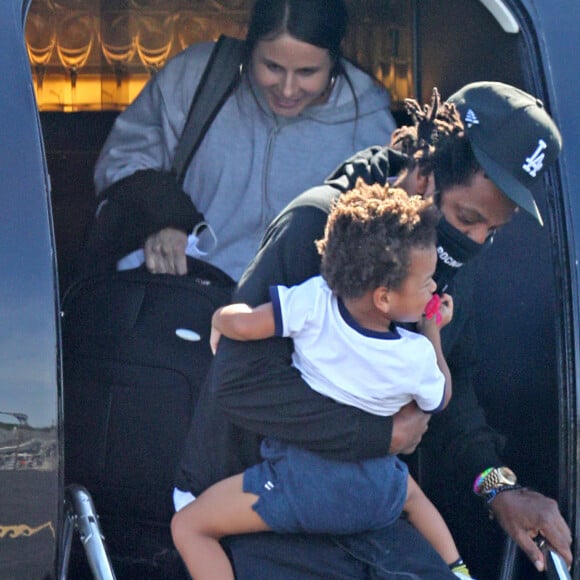 Exclusif - Beyoncé et son mari Jay Z avec leurs enfants arrivent en jet privé dans les Hamptons à New York le 19 juin 2020. Ils portent des masques pour se protéger de l'épidémie de Coronavirus (Covid-19).