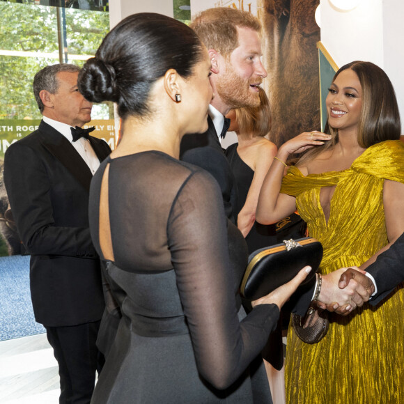 Le prince Harry, duc de Sussex, et Meghan Markle, duchesse de Sussex, avec Jay-Z et sa femme Beyonce Knowles à la première du film "Le Roi Lion" au cinéma Odeon Luxe Leicester Square à Londres, le 14 juillet 2019.
