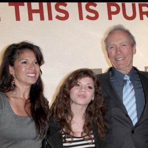 Archives - Clint Eastwood avec son épouse Dina et ses filles Morgan et Francesca à Londres.