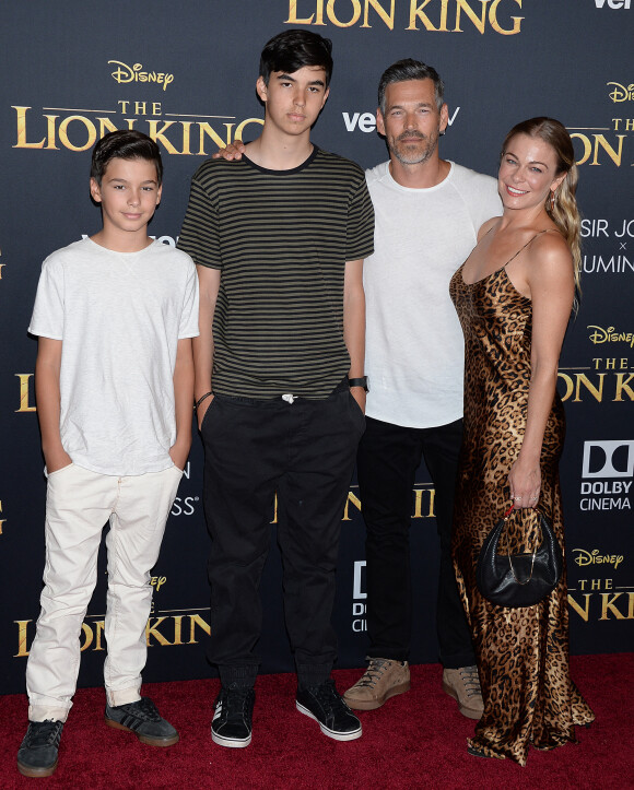 LeAnn Rimes, son mari Eddie Cibrian et ses enfants Mason et Jake - Première du Roi Lion au théâtre Dolby à Los Angeles, le 9 juillet 2019.