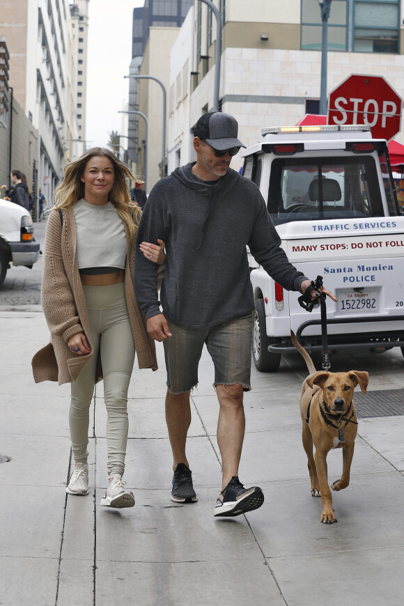 LeAnn Rimes et son mari Eddie Cibrian se promènent avec leur chien à Santa Monica le 1er juin 2019.