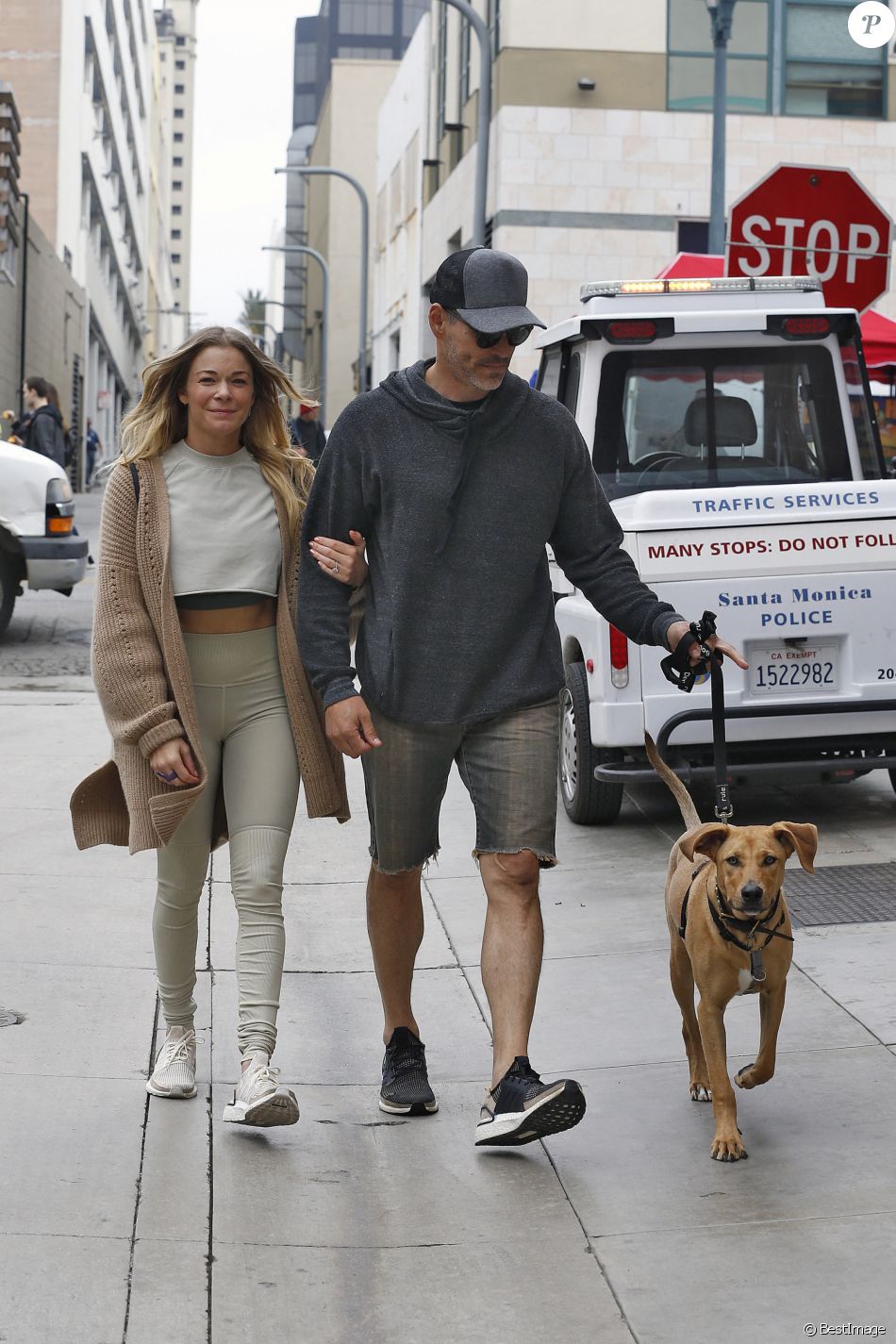 LeAnn Rimes et son mari Eddie Cibrian se promènent avec leur chien à Santa Monica le 1er juin 2019.