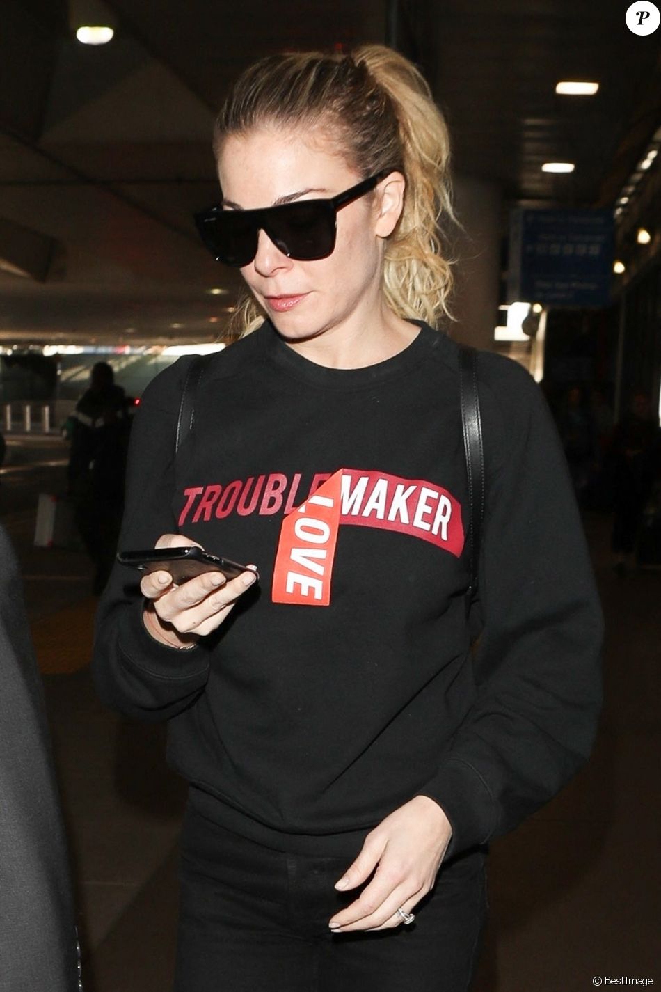 LeAnn Rimes arrive à l'aéroport LAX de Los Angeles, le 22 janvier 2019.