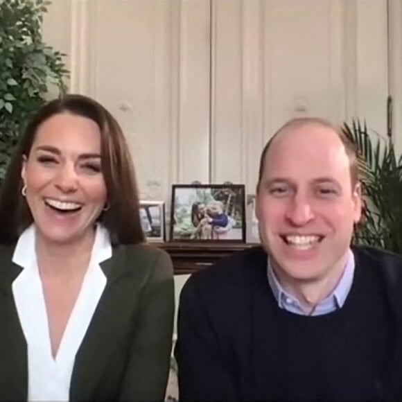 Le prince William, duc de Cambridge, et Catherine Kate Middleton, duchesse de Cambridge, s'adressent à des malades qui vont recevoir le vaccin contre le coronavirus (COVID-19). Février 2021