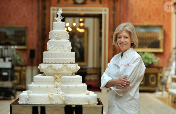 La pâtissière Fiona Cairns pose avec le gâteau de mariage du prince William et Kate Middleton au palais de Buckingham, le 29 avril 2011. 