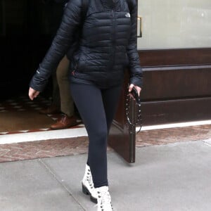 Alyssa Milano quitte son hôtel à New York, le 28 novembre 2018.