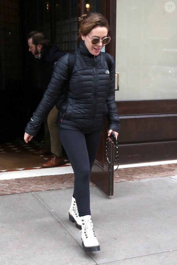 Alyssa Milano quitte son hôtel à New York, le 28 novembre 2018.