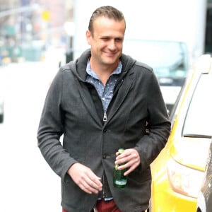 Jason Segel sous la pluie dans les rues de New York, le 28 mars 2017.