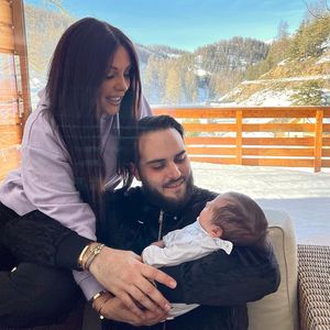 Laura Lempika avec son fiancé Nikola Lozina et son fils Zlatan, le 28 janvier 2021