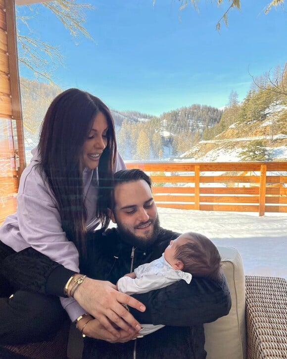 Laura Lempika avec son fiancé Nikola Lozina et son fils Zlatan, le 28 janvier 2021