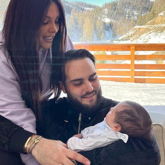 Laura Lempika avec son fiancé Nikola Lozina et son fils Zlatan, le 28 janvier 2021