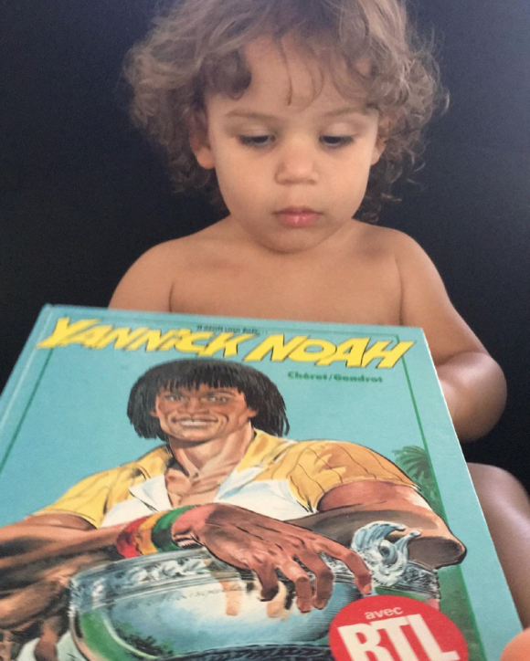Joakim Noah tend à un petit garçon une bande-dessinée consacrée à son père Yannick Noah. L'ex-tennisman a commenté : "Est-ce de l'amour que je ressens ?" Le 6 avril 2021.