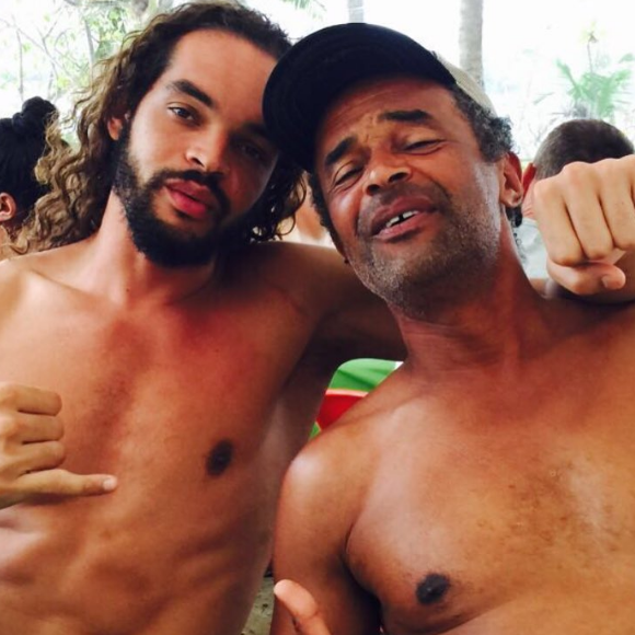 Joakim Noah, ici photographié avec son papa, Yannick Noah, serait papa de deux enfants.