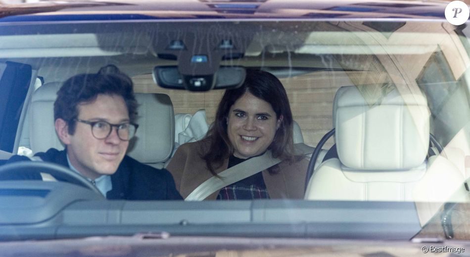 La princesse Eugénie d'York et son mari Jack Brooksbank avec leur fils quittent l'hôpital de Portland, Royaume Uni, le 12 février 2021.
