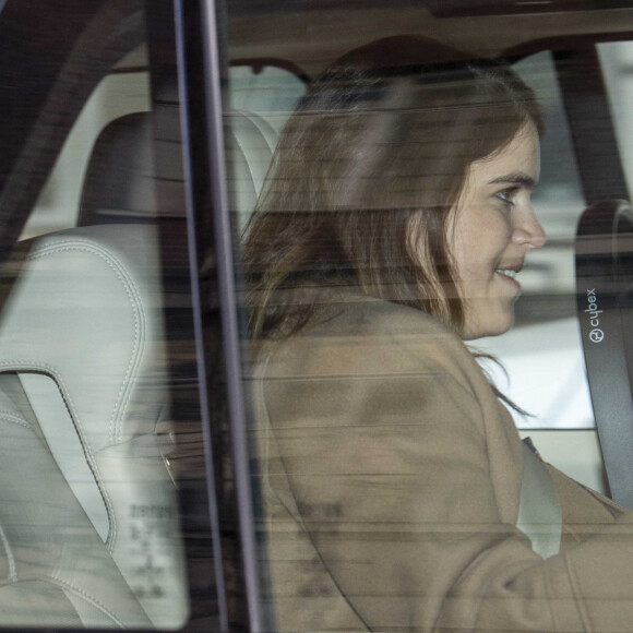 La princesse Eugénie d'York et son mari Jack Brooksbank avec leur fils quittent l'hôpital de Portland, Royaume Uni, le 12 février 2021.
