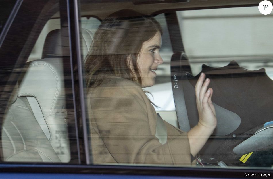 La princesse Eugénie d'York et son mari Jack Brooksbank avec leur fils quittent l'hôpital de Portland, Royaume Uni, le 12 février 2021.