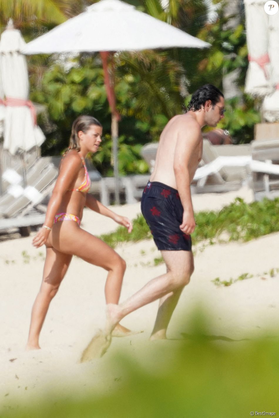 Exclusif - Sofia Richie et son compagnon Elliot Grainge se baignent en amoureux à Saint-Barthélemy, le 17 avril 2021.