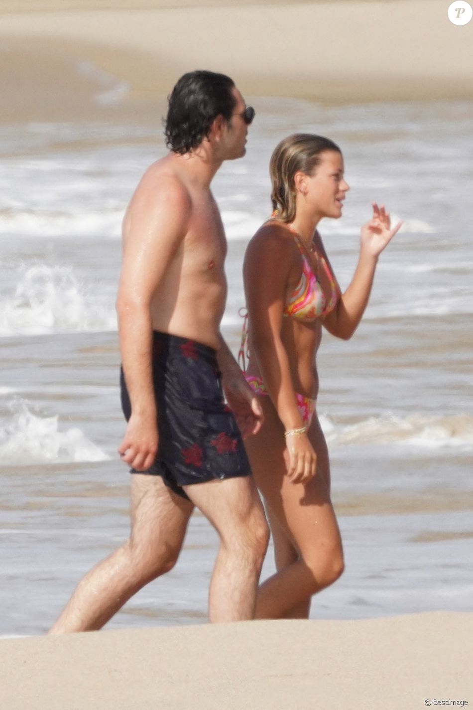Exclusif - Sofia Richie et son compagnon Elliot Grainge se baignent en amoureux à Saint-Barthélemy, le 17 avril 2021.
