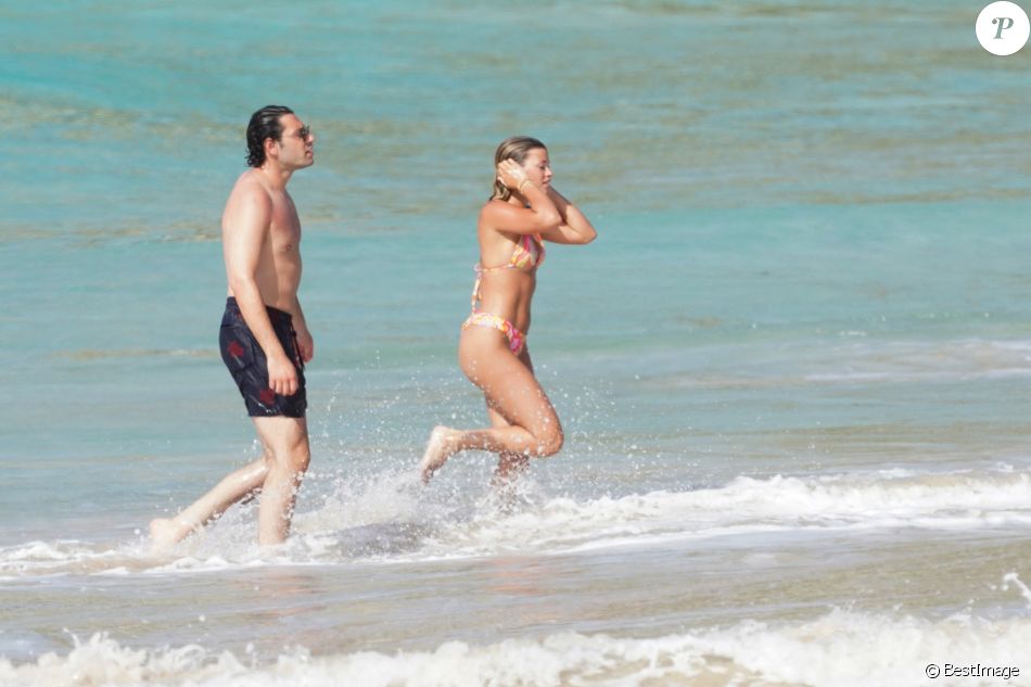 Exclusif - Sofia Richie et son compagnon Elliot Grainge se baignent en amoureux à Saint-Barthélemy, le 17 avril 2021.