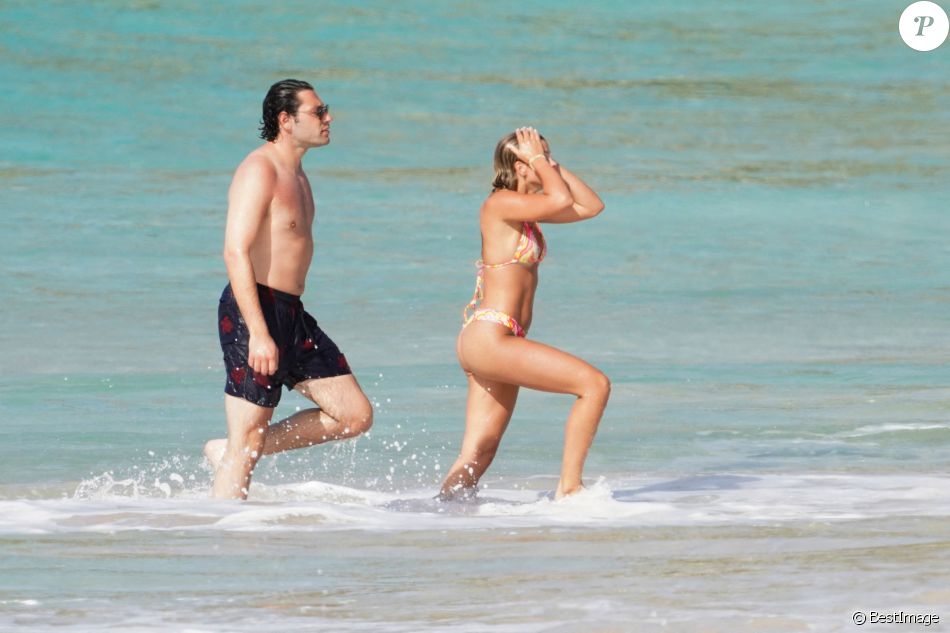 Exclusif - Sofia Richie et son compagnon Elliot Grainge se baignent en amoureux à Saint-Barthélemy, le 17 avril 2021.