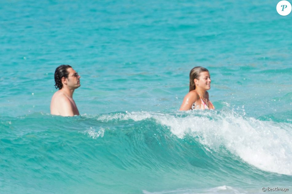 Exclusif - Sofia Richie et son compagnon Elliot Grainge se baignent en amoureux à Saint-Barthélemy, le 17 avril 2021.