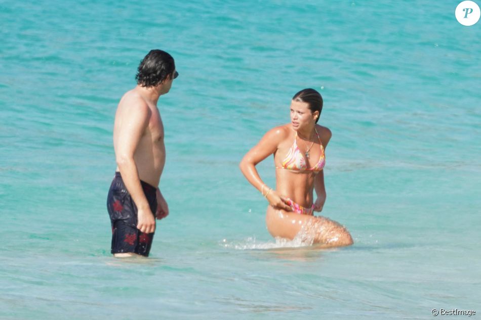 Exclusif - Sofia Richie et son compagnon Elliot Grainge se baignent en amoureux à Saint-Barthélemy, le 17 avril 2021.