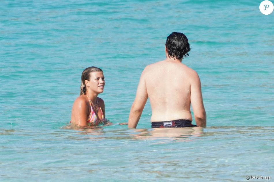 Exclusif - Sofia Richie et son compagnon Elliot Grainge se baignent en amoureux à Saint-Barthélemy, le 17 avril 2021.