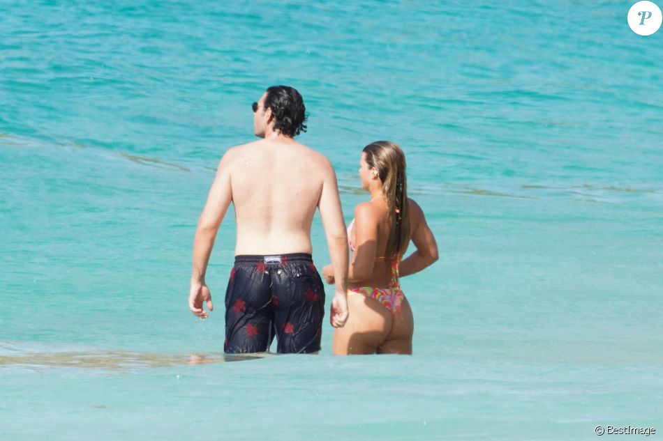 Exclusif - Sofia Richie et son compagnon Elliot Grainge se baignent en amoureux à Saint-Barthélemy, le 17 avril 2021.