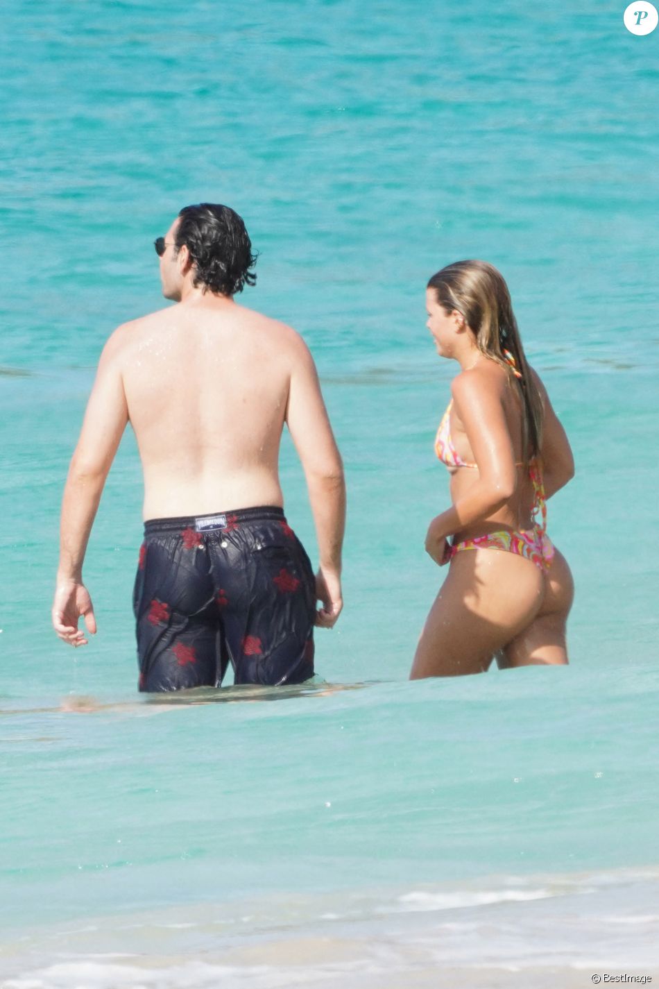 Exclusif - Sofia Richie et son compagnon Elliot Grainge se baignent en amoureux à Saint-Barthélemy, le 17 avril 2021.
