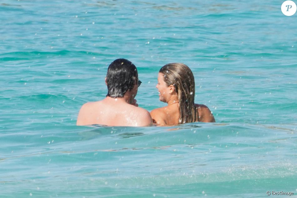 Exclusif - Sofia Richie et son compagnon Elliot Grainge se baignent en amoureux à Saint-Barthélemy, le 17 avril 2021.