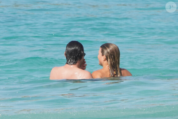 Exclusif - Sofia Richie et son compagnon Elliot Grainge se baignent en amoureux à Saint-Barthélemy, le 17 avril 2021.
