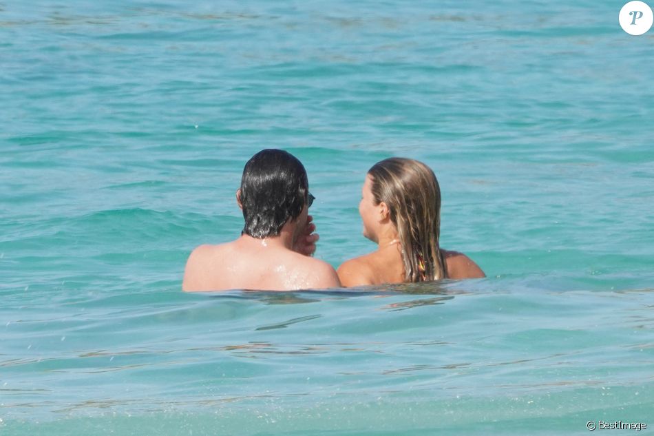 Exclusif - Sofia Richie et son compagnon Elliot Grainge se baignent en amoureux à Saint-Barthélemy, le 17 avril 2021.