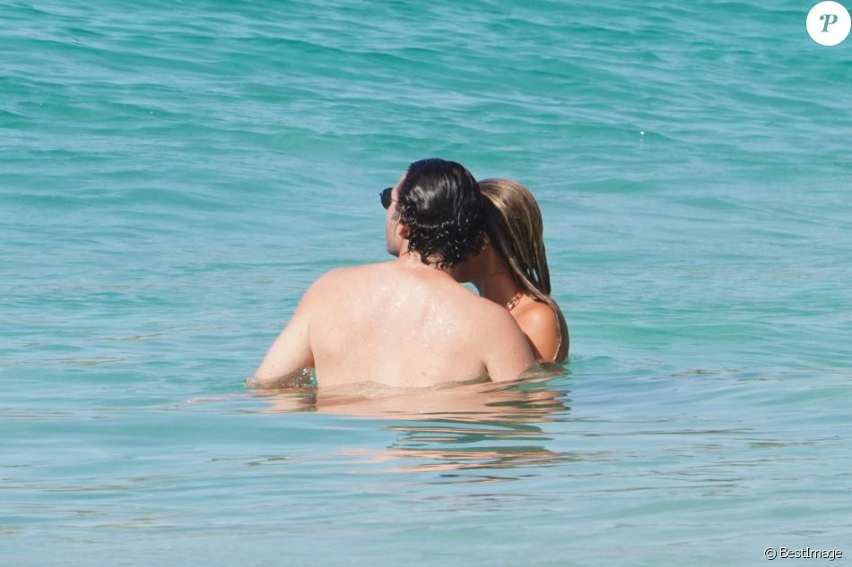 Exclusif - Sofia Richie et son compagnon Elliot Grainge se baignent en amoureux à Saint-Barthélemy, le 17 avril 2021.
