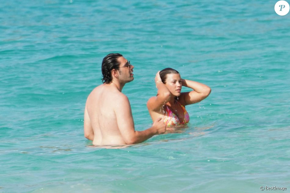 Exclusif - Sofia Richie et son compagnon Elliot Grainge se baignent en amoureux à Saint-Barthélemy, le 17 avril 2021.