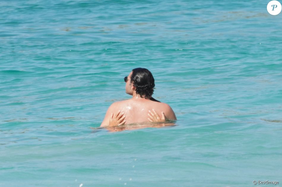 Exclusif - Sofia Richie et son compagnon Elliot Grainge se baignent en amoureux à Saint-Barthélemy, le 17 avril 2021.