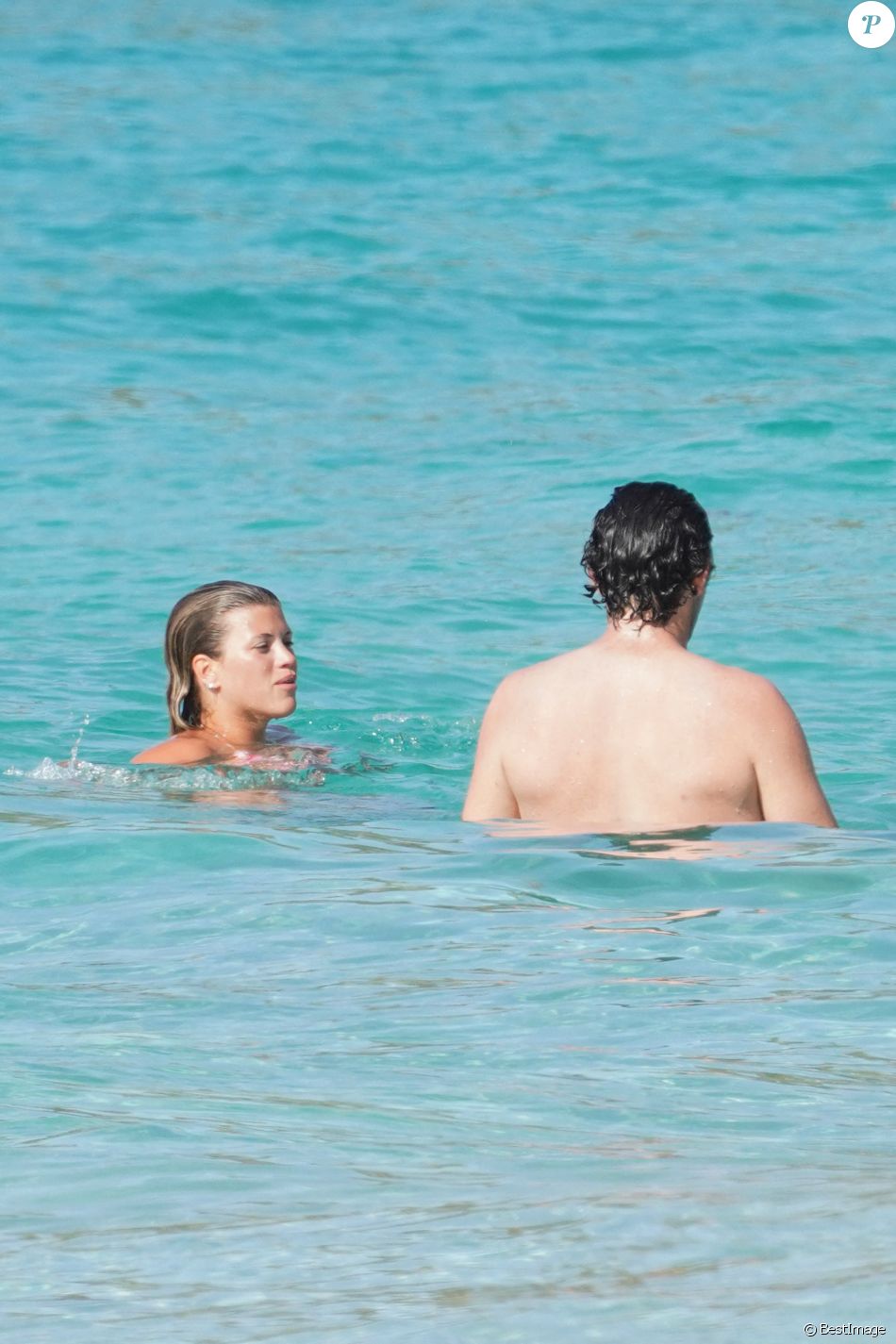Exclusif - Sofia Richie et son compagnon Elliot Grainge se baignent en amoureux à Saint-Barthélemy, le 17 avril 2021.