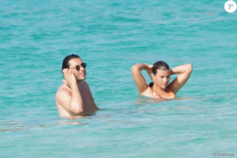 Exclusif - Sofia Richie et son compagnon Elliot Grainge se baignent en amoureux à Saint-Barthélemy, le 17 avril 2021.