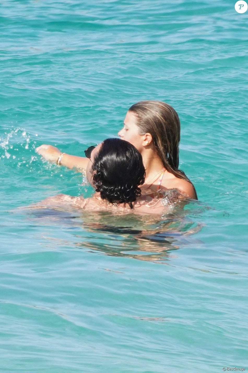 Exclusif - Sofia Richie et son compagnon Elliot Grainge se baignent en amoureux à Saint-Barthélemy.