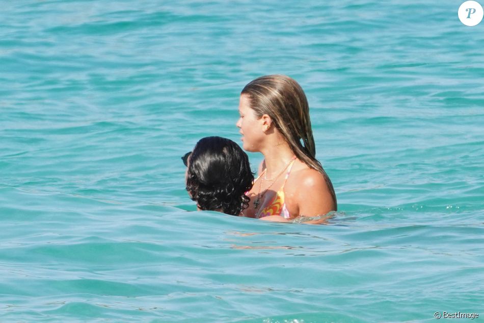 Exclusif - Sofia Richie et son compagnon Elliot Grainge se baignent en amoureux à Saint-Barthélemy, le 17 avril 2021.