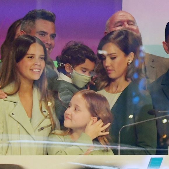 Jessica Alba assiste à l'introduction en bourse de sa société "Honest" au Nasdaq, en présence de son mari Cash Warren et leurs enfants, Honor, Haven et Hayes. New York, le 5 mai 2021.